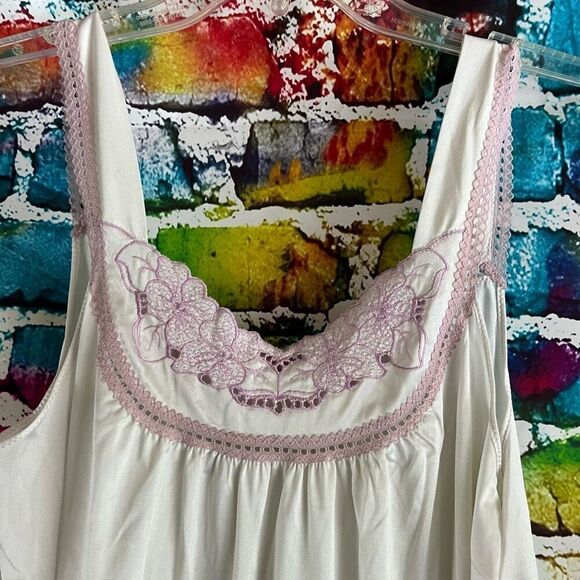 Vintage Vanity Fair Purple Floral Embroidered Nightgown Nylon Size Medium - Picture 2 of 8